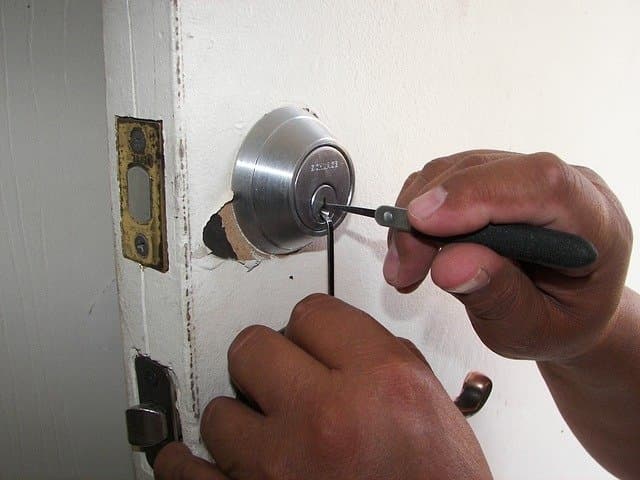 Choosing Right Locksmith Services: Locksmith